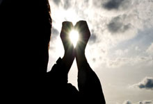 球员展现个人技术，助球队锁定胜局